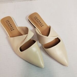 Enniss Flat Mule (Women) Journee Collection size 7 1/2 NWT slides bone color